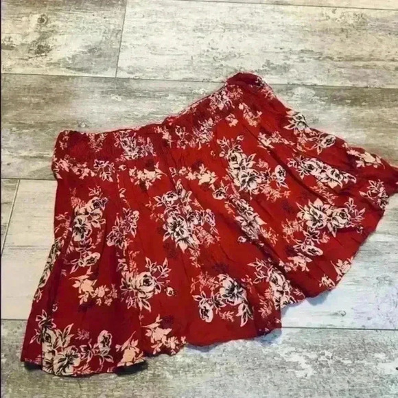 Pants - Angie Rust Red Floral Bucket Shorts - Women | Color: Red | Size: L